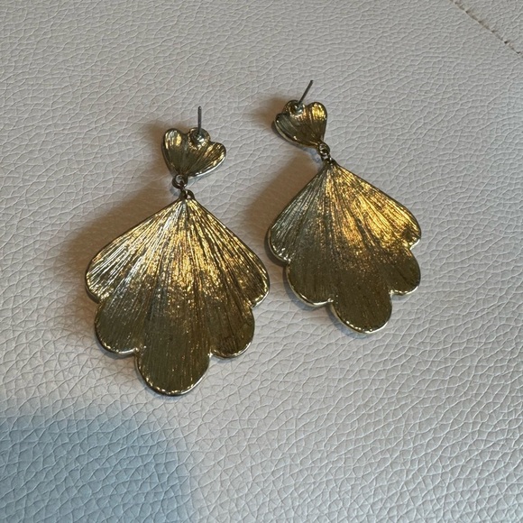 Shell drop dangle earrings nude tan cream - Picture 4 of 7